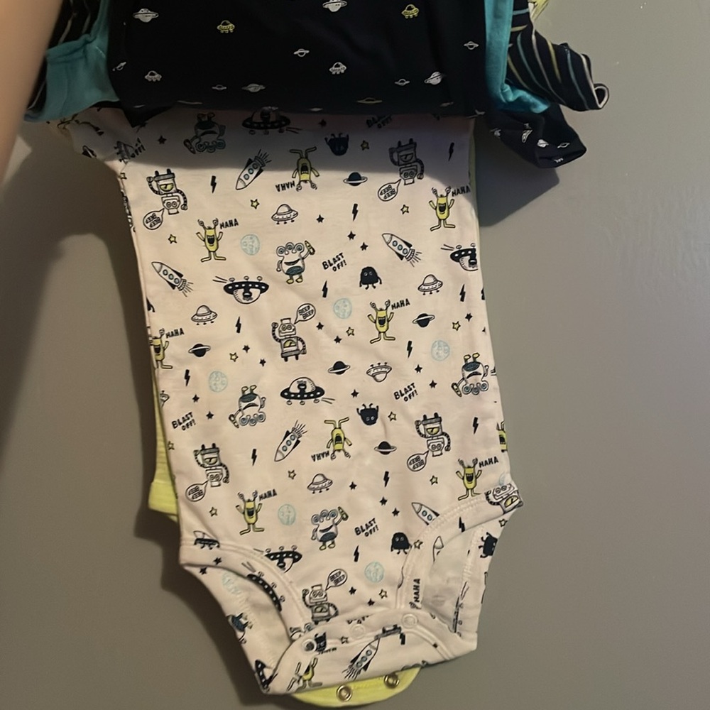 Carter's onesie - 9M - Picture 6 of 7